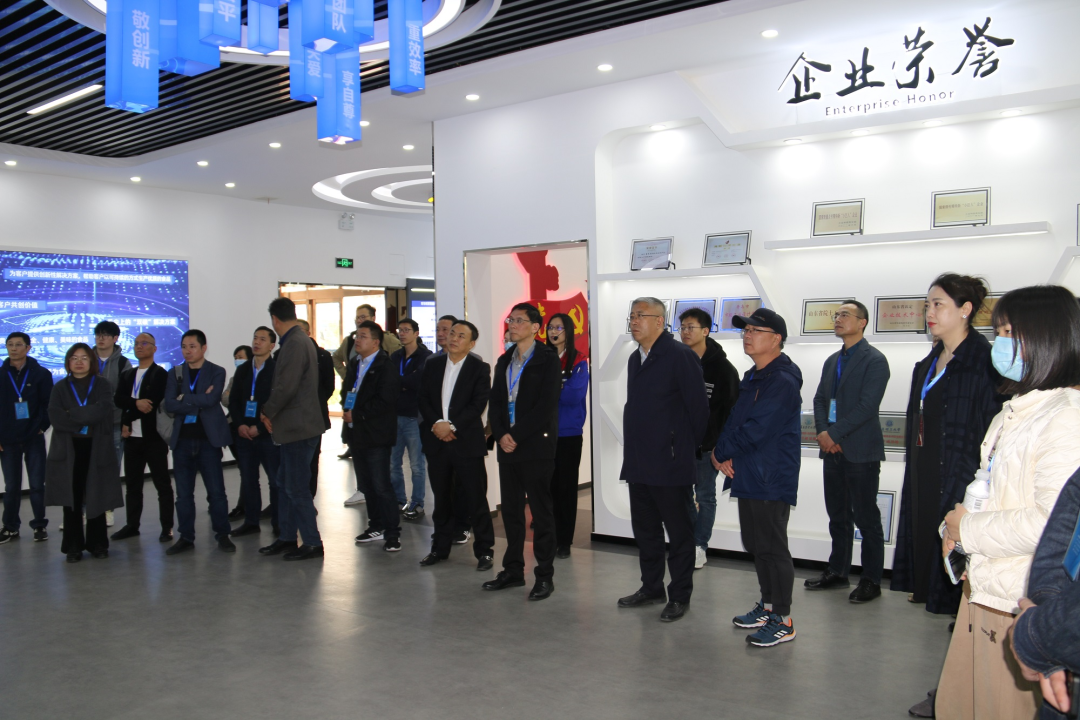 舟山市經信局副局長毛潤洲攜舟山市優秀企業家代表一行40余人蒞臨銳智股份調研考察！